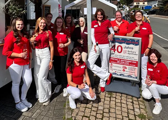 Die Mitarbeiterinnen und Mitarbeiter der Barbara-Apotheke